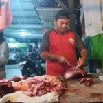 Irwanto, pedagang daging di sentra perdagangan daging Desa Trusmi Wetan, Kecamatan Plered, Kabupaten Cirebon, pada Kamis (19/3/2026) petang.
