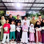 Pemerintah Desa Sarabau, Kecamatan Plered, Kabupaten Cirebon, merealisasikan penyaluran dana kompensasi pemasangan tiang internet sebesar Rp4 juta. Penyaluran bantuan ini dilakukan langsung oleh Kuwu Desa Sarabau, Ahmad Dandon, di kantor desa setempat pada Kamis (1932026).