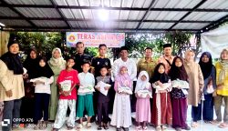 Pemerintah Desa Sarabau, Kecamatan Plered, Kabupaten Cirebon, merealisasikan penyaluran dana kompensasi pemasangan tiang internet sebesar Rp4 juta. Penyaluran bantuan ini dilakukan langsung oleh Kuwu Desa Sarabau, Ahmad Dandon, di kantor desa setempat pada Kamis (1932026).