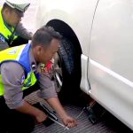 Personel polisi yang bertugas di Pos Pelayanan Rest Area KM 164 Tol Cipali membantu pemudik yang mengalami kebocoran ban tepat di pintu masuk rest area wilayah Kabupaten Majalengka, Senin (23/3/2026).