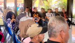 Ratusan warga memadati halaman Kantor Kecamatan Lemahwungkuk dengan tertib sejak Jumat pagi (13/03/2026).