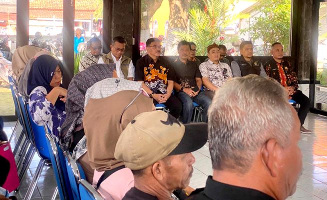 Ratusan warga memadati halaman Kantor Kecamatan Lemahwungkuk dengan tertib sejak Jumat pagi (13/03/2026).