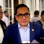 Ketua Komisi II DPR RI, Rifqinizamy Karsayuda saat diwawancara wartawan terkait pembentukan DOB Provinsi Luwu Raya, usai pertemuan di Rujab Gubernur Sulsel, Kamis, (12/03/2026). -ft:ist-