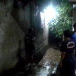 Warga di sekitar aliran Sungai Cipager, wilayah Panembahan, Kecamatan Plered, Kabupaten Cirebon, masih memantau kenaikan debit air sungai Cipager, Rabu (25/3/2026) pukul 21.13 WIB. --FT:Mu'min--