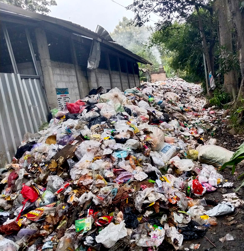 Begini penampakan tumpukan sampah yang menggunung di Desa Setu Wetan sebelum dibersihkan.