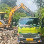 Tumpukan sampah yang menggunung di Blok Kedungbawang, RT 15RW 05, Desa Setu Wetan, Kecamatan Weru, Kabupaten Cirebon, diangkut menggunakan alat berat hingga lokasi tampak bersih kembali pada Jumat (2732026) _FTMu'minteraskata-