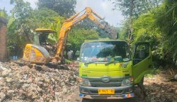 Tumpukan sampah yang menggunung di Blok Kedungbawang, RT 15RW 05, Desa Setu Wetan, Kecamatan Weru, Kabupaten Cirebon, diangkut menggunakan alat berat hingga lokasi tampak bersih kembali pada Jumat (2732026) _FTMu'minteraskata-