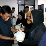 Wali Kota Cirebon, Effendi Edo, melakukan monitoring langsung terhadap proses penghimpunan dan pendistribusian zakat fitrah di kantor BAZNAS Kota Cirebon, Jumat (20/3/2026)
