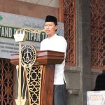 Wali Kota saat sambutan sebelum Salat Idulfitri di Alun-Alun Kejaksan, Kota Cirebon.