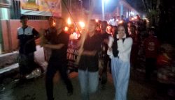 Warga Desa Setu Wetan, Kecamatan Weru, Kabupaten Cirebon tumpah ruah ke jalanan untuk melaksanakan pawai obor dalam rangka merayakan malam Hari Raya Idul Fitri 1447 H pada Jumat (2032026).