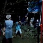 Warga Desa Panembahan, Kecamatan Plered dan Desa Setu Wetan, Kecamatan Weru, berjaga-jaga di pinggir sungai cipager akibat meningkatnya debit air secara signifikan, Rabu (25/3/2026) malam.