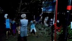 Warga Desa Panembahan, Kecamatan Plered dan Desa Setu Wetan, Kecamatan Weru, berjaga-jaga di pinggir sungai cipager akibat meningkatnya debit air secara signifikan, Rabu (25/3/2026) malam.