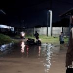 Debit air Sungai Cipager kembali meningkat dan mulai meluap ke pemukiman pada Rabu (25/3/2026) malam.