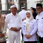 Wawali Cirebon bersama Gubernur Jawa Barat, Dedi Mulyadi usai acara Silaturahmi di halaman Gedung Sate, Bandung, pada Senin pagi.