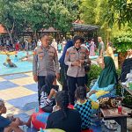 Personel kepolisian dari Subsatgas Binmas melakukan pembinaan dan penyuluhan (Binluh) secara intensif di lokasi Obyek Wisata Jembar Waterpark, Kecamatan Kasokande, Majalengka, Minggu siang (22/3/2026).