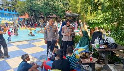 Personel kepolisian dari Subsatgas Binmas melakukan pembinaan dan penyuluhan (Binluh) secara intensif di lokasi Obyek Wisata Jembar Waterpark, Kecamatan Kasokande, Majalengka, Minggu siang (22/3/2026).
