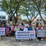 Aksi damai korban banjir Bireuen di kantor pusat pemerintahan menuntut pemenuhan hak korban dan audit dana banjir.