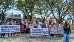 Aksi damai korban banjir Bireuen di kantor pusat pemerintahan menuntut pemenuhan hak korban dan audit dana banjir.