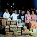 Penyaluran bantuan Gubernur Aceh Muzakir Manaf kepada pengungsi banjir dan longsor di Kantor Bupati Bireuen