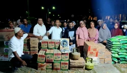Penyaluran bantuan Gubernur Aceh Muzakir Manaf kepada pengungsi banjir dan longsor di Kantor Bupati Bireuen