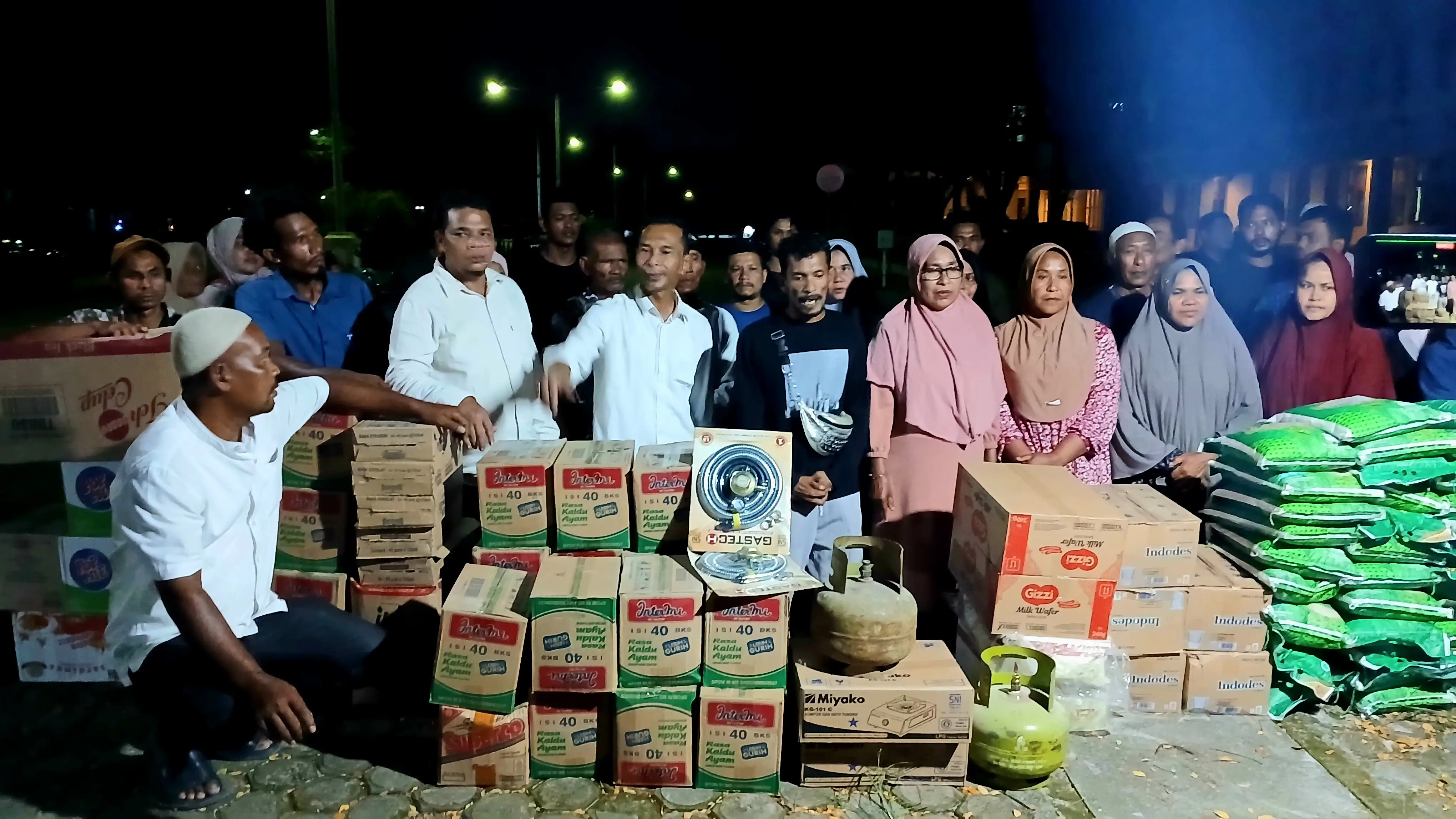 Bertahan di Kantor Bupati, Pengungsi Bireuen Terima Bantuan Mualem
