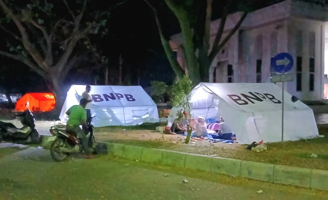 Tenda pengungsian BNPB berdiri di halaman Kantor Bupati Bireuen pada malam hari