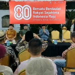 Pj Sekda Bireuen menyampaikan pernyataan kepada wartawan terkait pengungsi banjir dan longsor di halaman Kantor Bupati Bireuen.