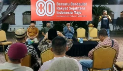 Pj Sekda Bireuen menyampaikan pernyataan kepada wartawan terkait pengungsi banjir dan longsor di halaman Kantor Bupati Bireuen.