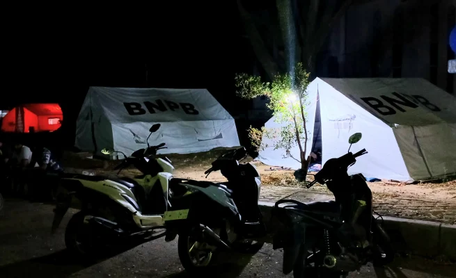Tenda BNPB di Halaman Kantor Bupati Bireuen Jadi Tempat Bertahan Pengungsi
