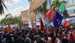 Aksi unjuk rasa demo gubernur Kalimantan Timur