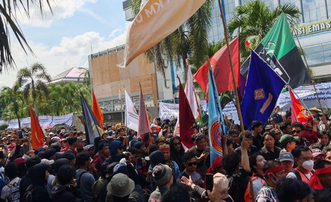 Aksi unjuk rasa demo gubernur Kalimantan Timur