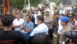 Aksi unjukrasa Sema Cirebon di Depan Kantor Bupati Cirebon
