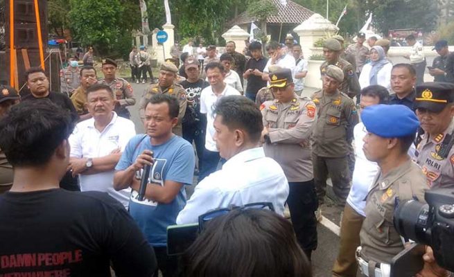 Aksi unjukrasa Sema Cirebon di Depan Kantor Bupati Cirebon