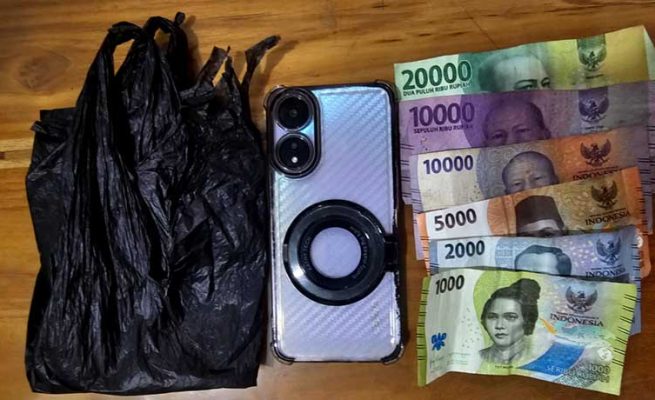 Barang bukti yang disita polisi dari pengedar obat ilegal.