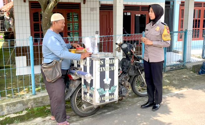 Bhabinkamtibmas Desa Cikoneng Dekati Pedagang Lewat Sambang Dialogis