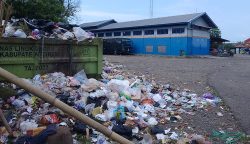 Tumpukan sampah yang menggunung di TPS milik Pemerintah Desa Weru Lor, Cirebon yang berdiri tepat di samping fasilitas pelayanan publik.