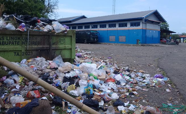 Tumpukan sampah yang menggunung di TPS milik Pemerintah Desa Weru Lor, Cirebon yang berdiri tepat di samping fasilitas pelayanan publik.