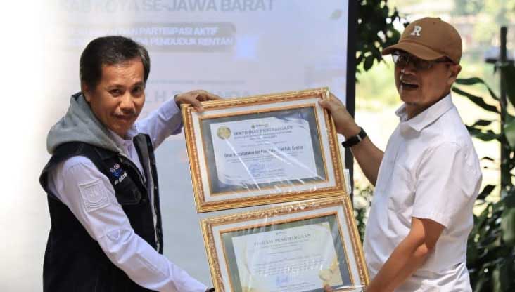 Terbaik di Jabar! Disdukcapil Cirebon Ukir Prestasi Lewat Layanan Jemput Bola