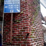 Gapura Jalan Raya Sumber Cirebon Retak, Warga Minta Dinas Terkait Segera Turun Tangan