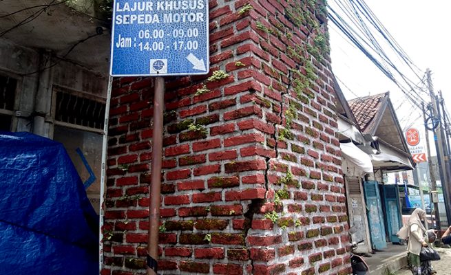 Gapura Jalan Raya Sumber Cirebon Retak, Warga Minta Dinas Terkait Segera Turun Tangan