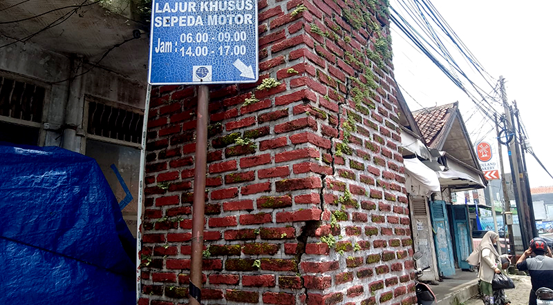 Gapura Retak di Jalan Raya Sumber Cirebon Picu Kekhawatiran Warga