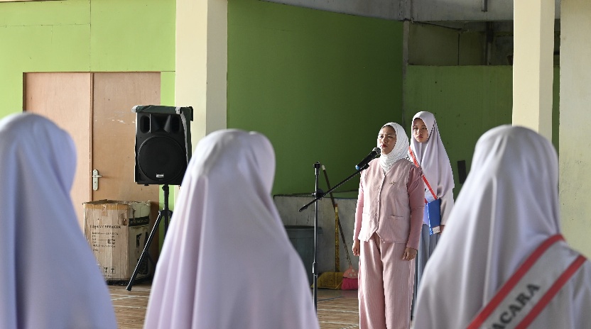 Tanamkan Pendidikan Politik Sejak Dini, Komisioner KPU Bontang Jadi Pembina Upacara di SMA Darul Hikmah