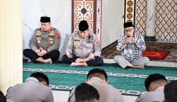 Menjelang peringatan Hari Buruh Nasional, Polresta Cirebon menggelar doa bersama di Masjid Syarif Hidayatullah, Asrama Polisi