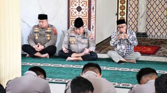 Menjelang peringatan Hari Buruh Nasional, Polresta Cirebon menggelar doa bersama di Masjid Syarif Hidayatullah, Asrama Polisi