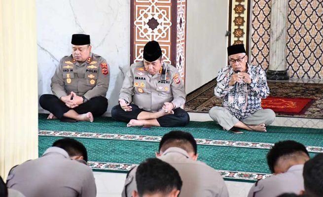 Menjelang peringatan Hari Buruh Nasional, Polresta Cirebon menggelar doa bersama di Masjid Syarif Hidayatullah, Asrama Polisi
