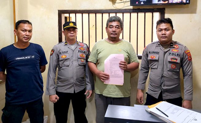 Seorang pria pengedar sabu, berinisial E tak berkutik saat diringkus petugas di kediamannya di Blok Kulisi, Desa Sukasari, Kecamatan Cikijing, Kabupaten Majalengka.