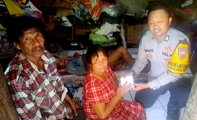 Polisi Berhati Emas Kisah Brigadir Nuryanto Antar Pulang Pencari Rongsok yang Tertimpa Tembok
