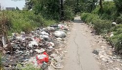 Sampah Menumpuk di Wilayah Antar Desa Kecamatan Weru, Warga Keluhkan Aroma Tidak Sedap