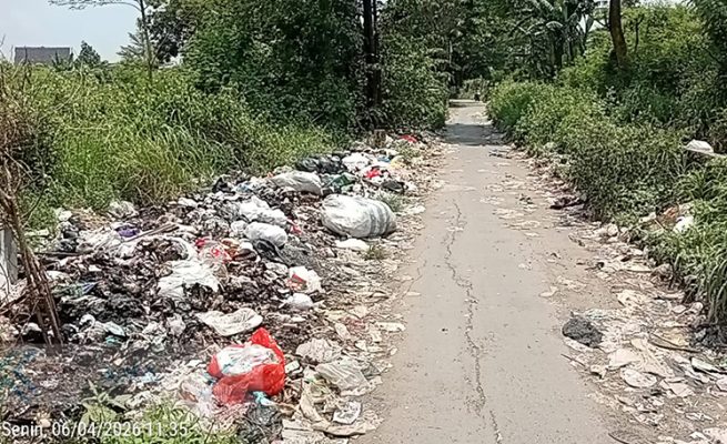 Sampah Menumpuk di Wilayah Antar Desa Kecamatan Weru, Warga Keluhkan Aroma Tidak Sedap