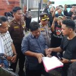 Sejumlah elemen mahasiswa dan masyarakat sipil menggelar aksi unjuk rasa di depan kantor Kejari Kabupaten Cirebon